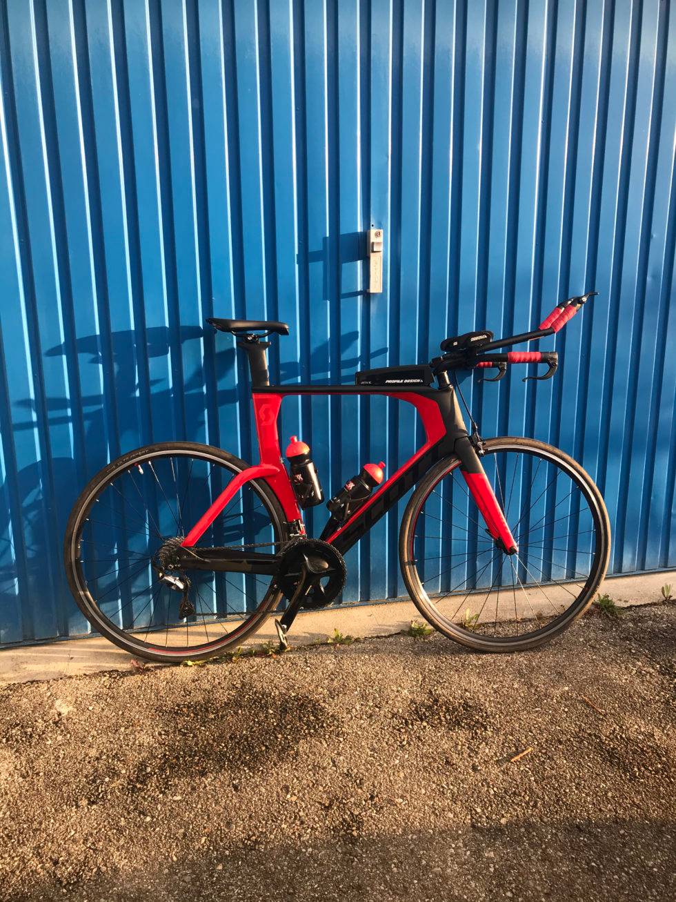 SCOTT Plasma 10, red and black, in front of my garage door